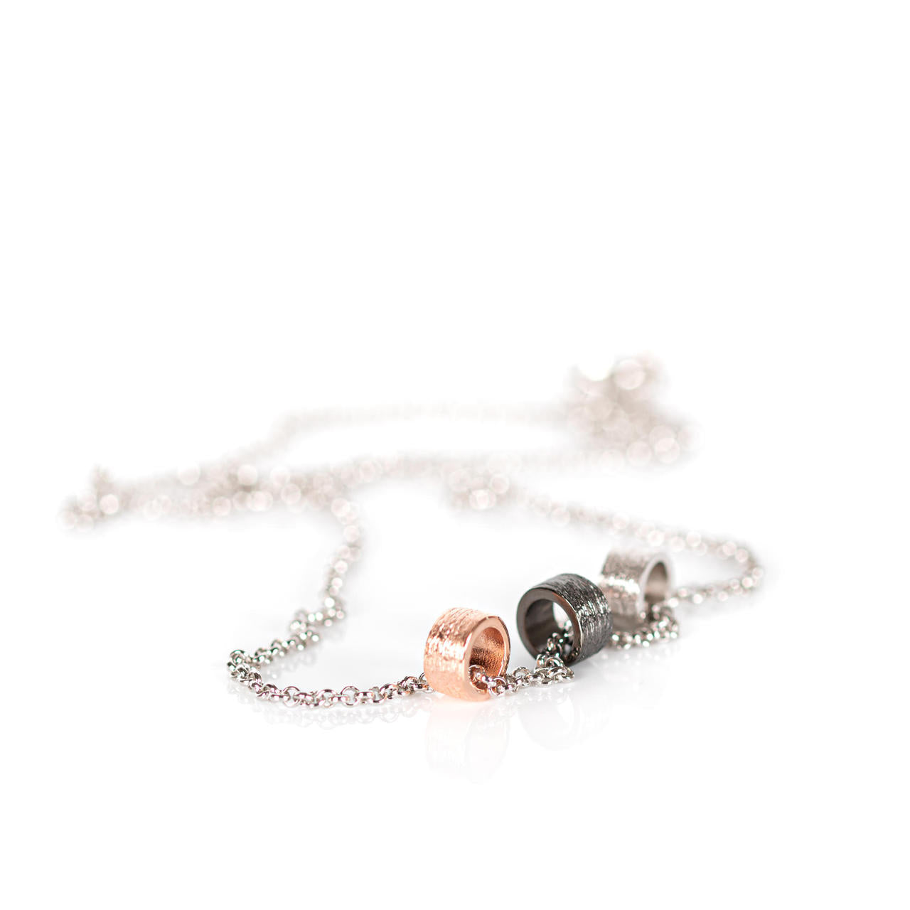 Air - halsband med 3 st rolls i olika färger - silver