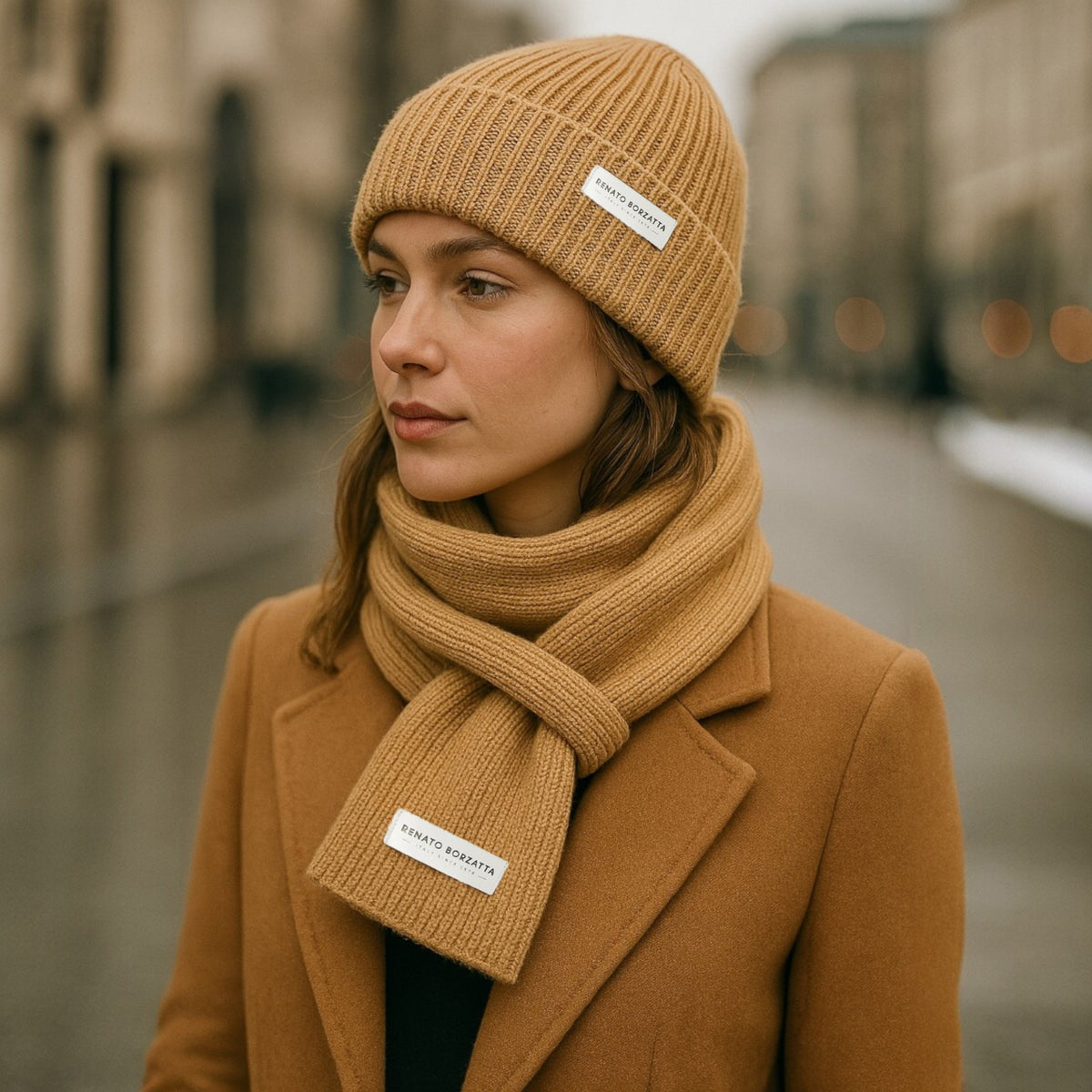 CERVINO stickat set med mössa och halsduk – kamel